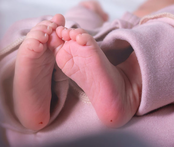 Newborn heel prick test and lood puncture.